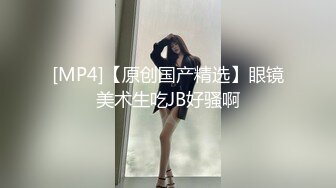 上着班的小少妇都发骚，办公桌脚都能蹭一蹭骚逼，自己抠掰开看特写，圆珠笔插逼，淫声荡语诱惑狼友精彩刺激