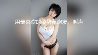 两个轻熟女群战四位小哥，全程露脸黑丝情趣装诱惑舔弄大鸡巴，被4个小哥轮番爆草抽插，口爆吞精场面淫乱