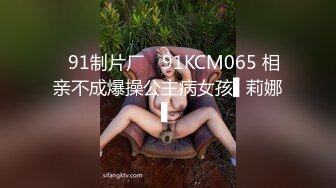 妹纸不听话被男友吊着用勺子打BB，哭着认错，然后放下来再狠狠操,咪咪很大很漂亮