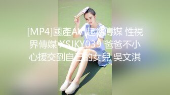 公司白领上班，到厕所发骚，跳蛋自慰，特写私处溜了一丝白带