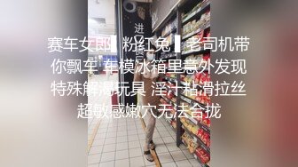 一次被两只棒棒伺候还不够，还要跑到阳台被干叫到邻居发现